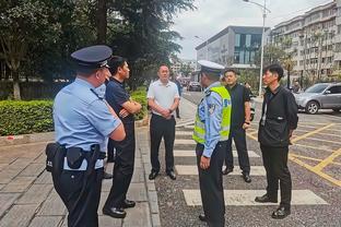 助攻？爵士空中二人转：乔治空接单手砸板 塞克斯顿跟进双手扣